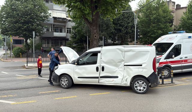 Yasak dönüş kazayı getirdi: 13 yaralı