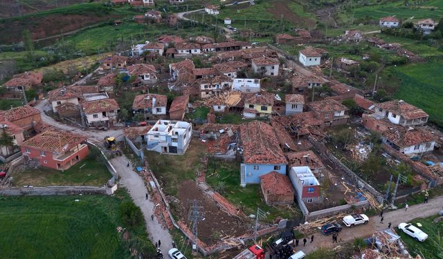 Hortumun savaş alanına çevirdiği köy havadan görüntülendi