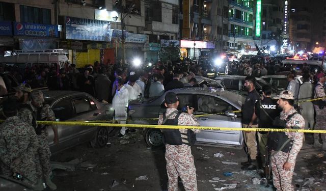Bomba yüklü araçla saldırı: 8'i polis 9 kişi hayatını kaybetti!
