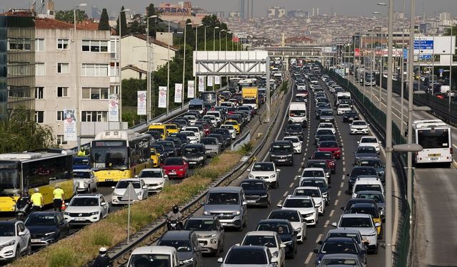 Tatilinin ardından ilk iş gününde trafik yoğunluğu!