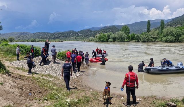 Günlerdir aranıyordu: Kelkit Çayına düşen gençlerden birinin cansız bedeni bulundu