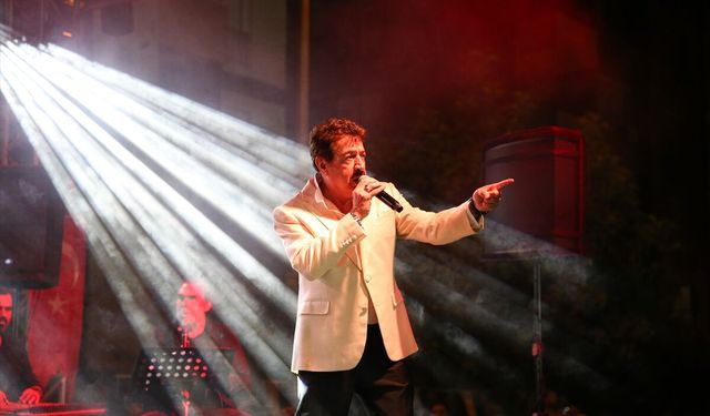 Sanatçı Ahmet Selçuk İlkan Adana'da konser verdi