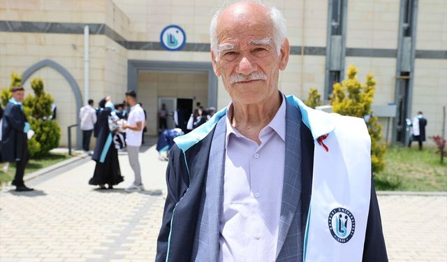 Tarih bölümünden 75 yaşında mezun oldu