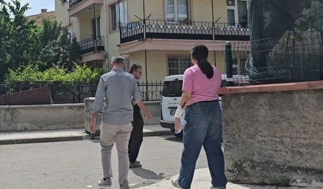 Genç kız anne ve babasını bıçakla rehin aldı!