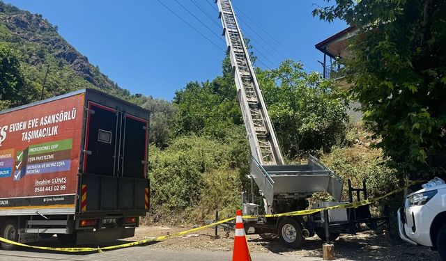 Yük asansörü elektrik tellerine temas etti: 2 ölü