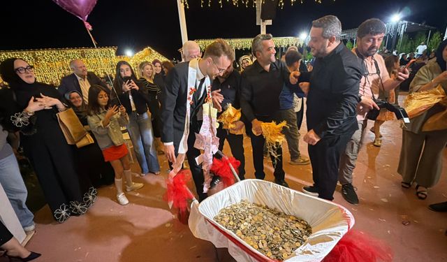 El arabasıyla takı taktılar