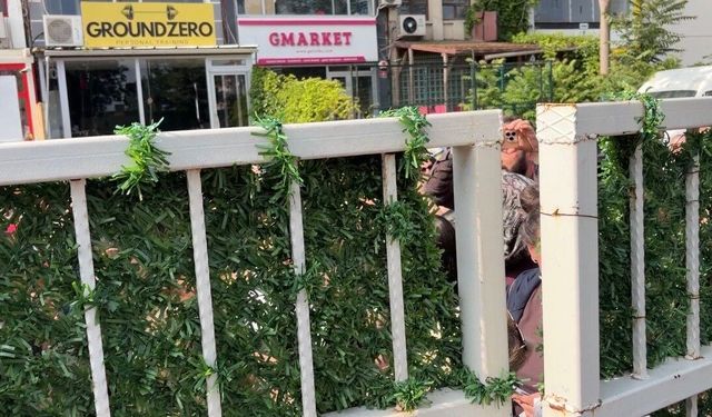 Sınava dakikalar kala öğrenciler okul bahçesine alınmayınca gerginlik çıktı