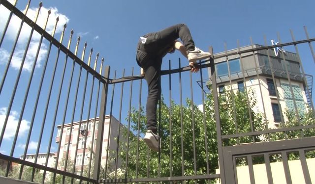 YKS'ye geç kalan adaylar demir parmaklıklara tırmandı!