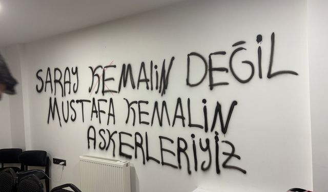 CHP binasının duvarlarında tepkili yazılar!