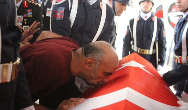 Şehit babası oğlunun tabutuna koşup öptü!
