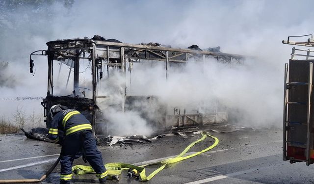 Belediye otobüsü yanarak kullanılamaz hale geldi