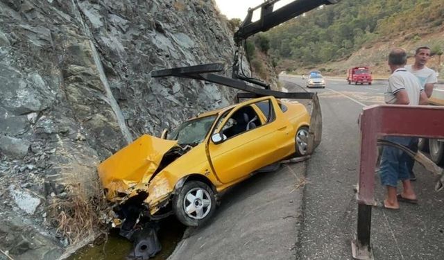 Savrulan otomobil hurdaya döndü