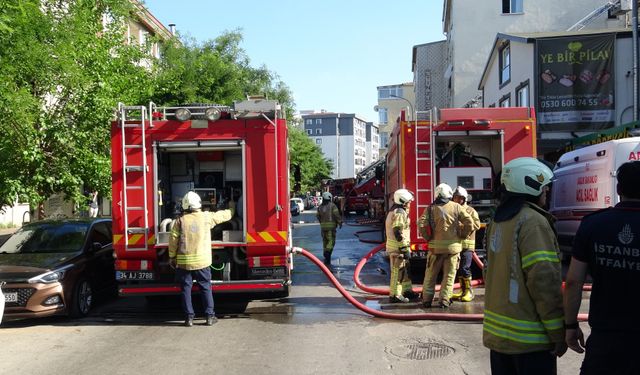 Tuzla'da korkutan çatı yangını