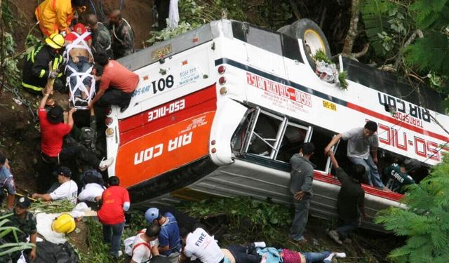 Yolcu otobüsü nehre uçtu: 24 ölü, 36 yaralı