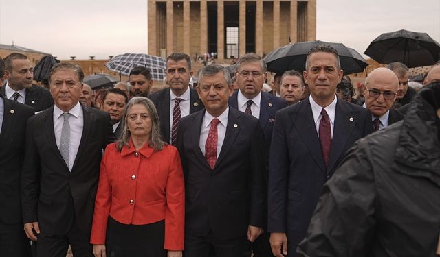 Yeni Parti'nin ilk ziyareti Anıtkabir'e