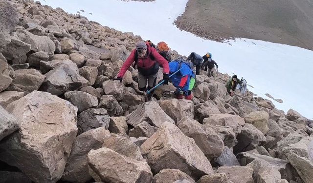 Van Gölü için Süphan Dağı'na tırmandılar