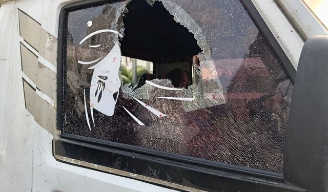 Ucuz karpuz kavgası: Rakiplerinin araçlarına saldırdı
