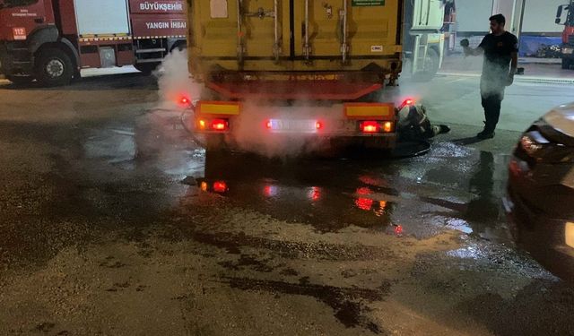Alev alan tırı 10 kilometre kullanıp itfaiyeye ulaştırdı