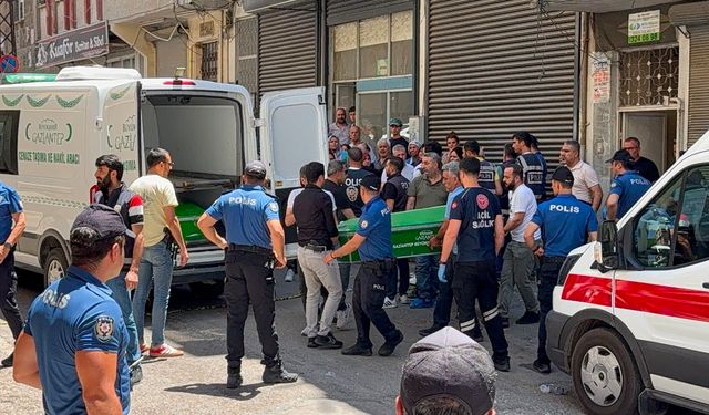 Eşini öldürdü, kendini astı!