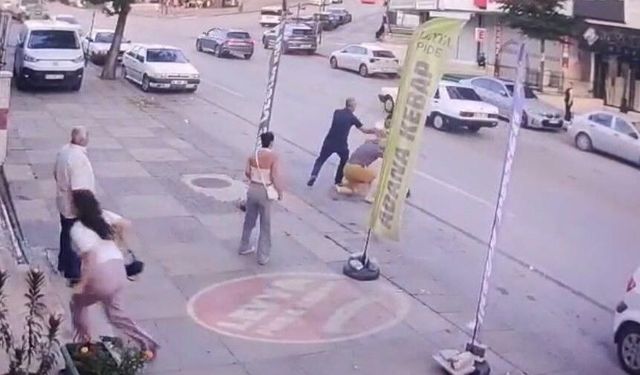 Saldırganlara müdahale eden yaşlı adam, feci halde darp edildi!