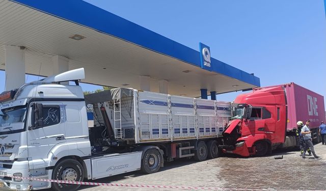 Baygınlık geçiren tır şoförü başka tıra çarptı