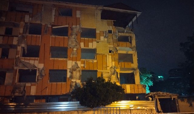 Kartal’da metruk binanın balkonu çöktü