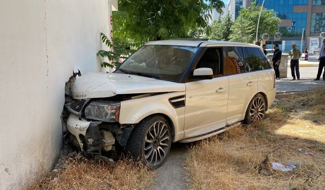 Kontrolden çıkan cip dehşet saçtı
