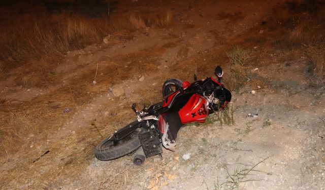 Otomobille çarpışan motosiklet şarampole savruldu