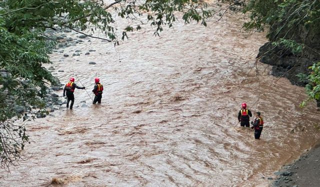Giresun’da sel sularına kapılan 2 kişi için seferberlik