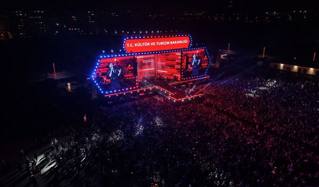 Erzurum Kültür Yolu Festivali'nde şarkıcı Oğuzhan Koç sahne aldı