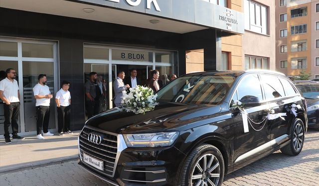 Şehit oğluna vefa: Vali makam aracını düğün arabası yaptı