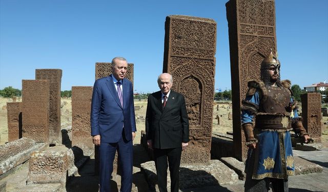 Cumhurbaşkanı Erdoğan, Ahlat'ta Selçuklu Meydan Mezarlığı'nı ziyaret etti