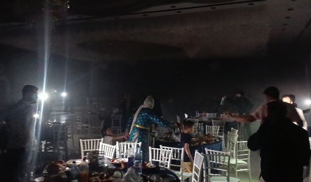 Düğün salonunda yangın çıktı, anne bebeğini gözyaşlarıyla aradı