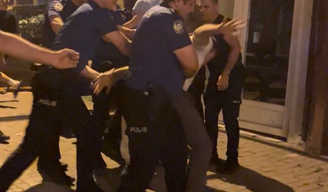 Polisin yanında bile kavga ettiler!