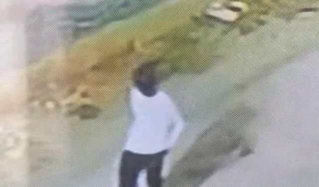 Başına poşet geçirip bisiklet çaldı