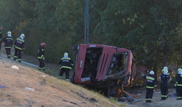 Turist otobüsü kaza yaptı: 12 ölü!