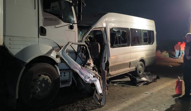 İşçi servisi tırla kafa kafaya çarpıştı: 1 ölü, 15 yaralı