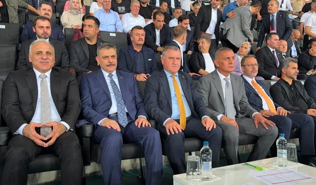 Bakanlar ve TFF Başkanı Süper Lig maçını tribünde takip etti