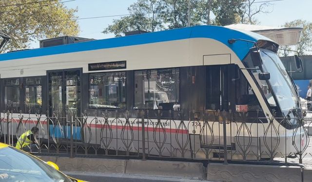 Beyoğlu’nda Tramvay raydan çıktı, yolcular tahliye edildi