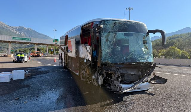 Yolcu otobüsü bariyere çarptı: 5 yaralı