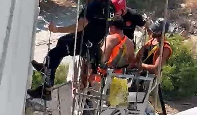 İskelenin halatı koptu, 2 işçi havada mahsur kaldı