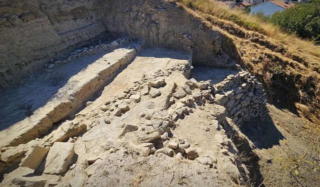 Çanakkale'de 4200 yıllık savunma duvarı gün yüzüne çıkarıldı