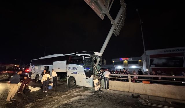 Yolcu otobüsü tabela direğine çarptı: Çok sayıda yaralı var!