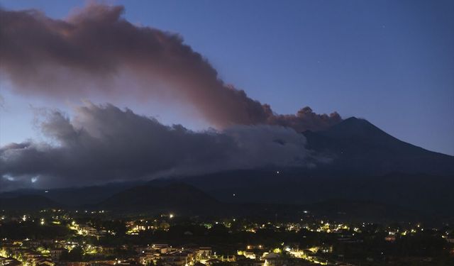 Etna Yanardağı yine canlandı, havayolu uçuşları durdu!