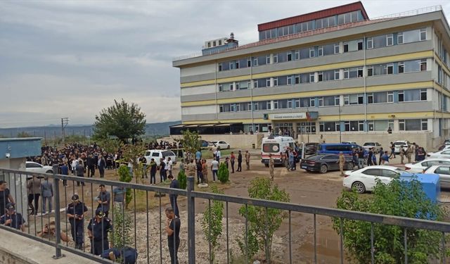 Şizofren yeğen öğretmen amcasını okulunda vurdu