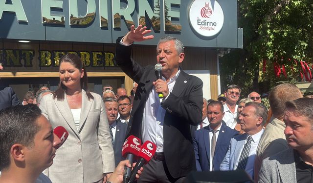 Özgür Özel'den peş peşe gaflar: Partisinin adını bir türlü öğrenemedi!