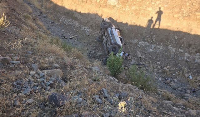 Kamyonet şarampole yuvarlandı: 3 yaralı