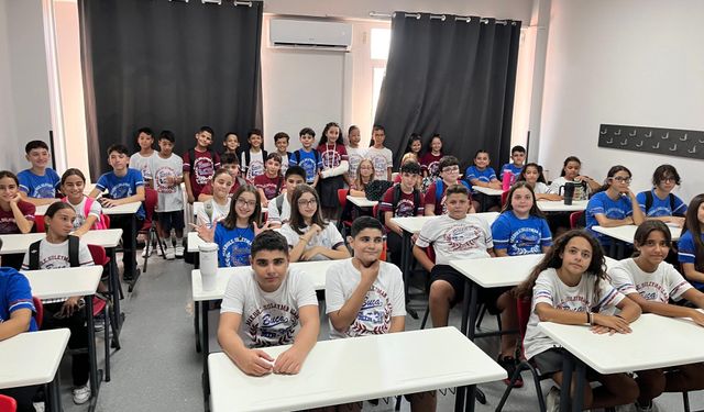 Görenler gözlerine inanamıyor: 27 çift ikiz aynı okulda