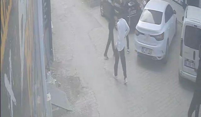 Darbedilen kadını kurtarmak istedi bıçaklandı
