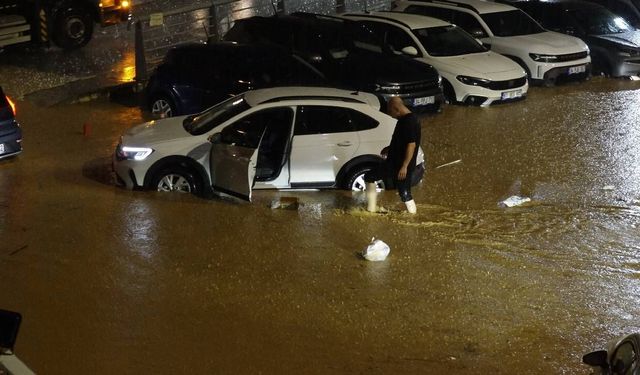 Trabzon’da sağanak hayatı olumsuz etkiledi: Caddeleri su bastı